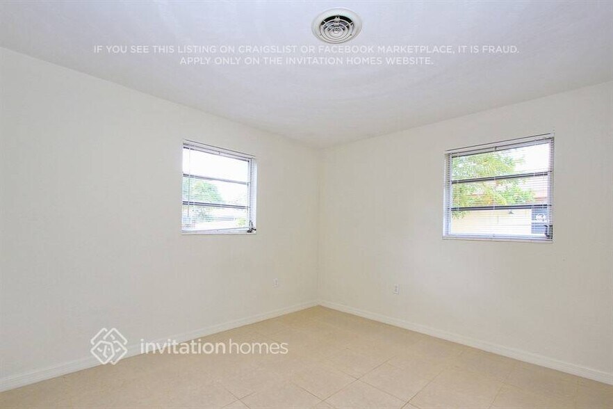 Building Photo - 2449 Chandler Ave