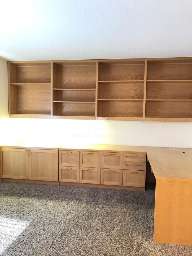 Building Photo - Gorgeous John's Landing Townhome- Luxurious Interior Renovation!