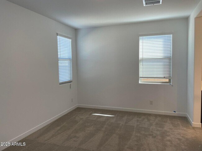 Building Photo - 16828 W Evergreen Rd
