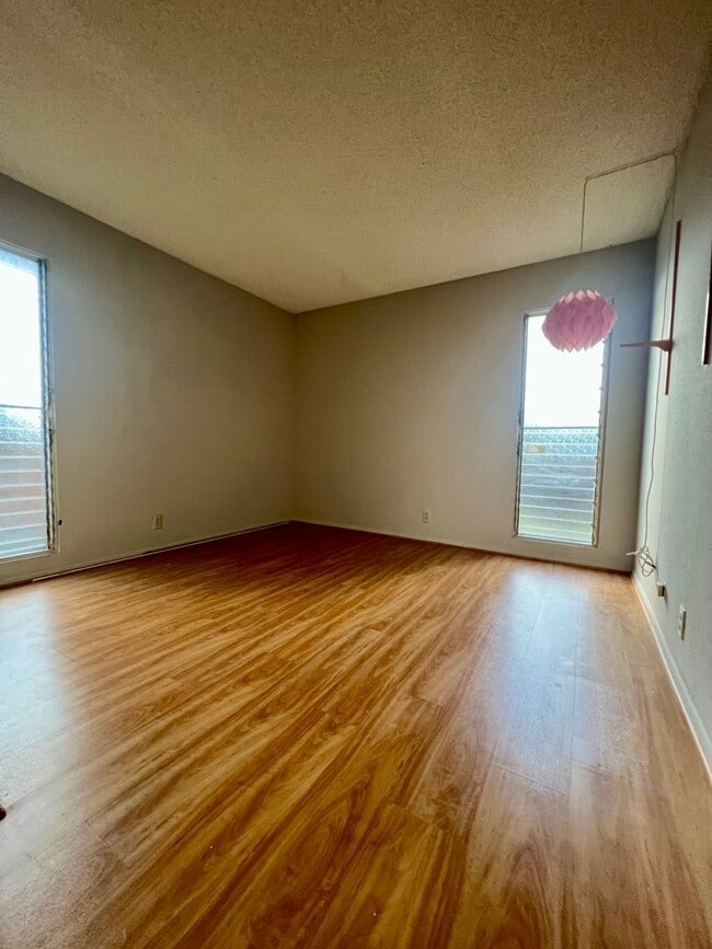 Building Photo - Spacious & Desirable 4/2/2 Single Family H...
