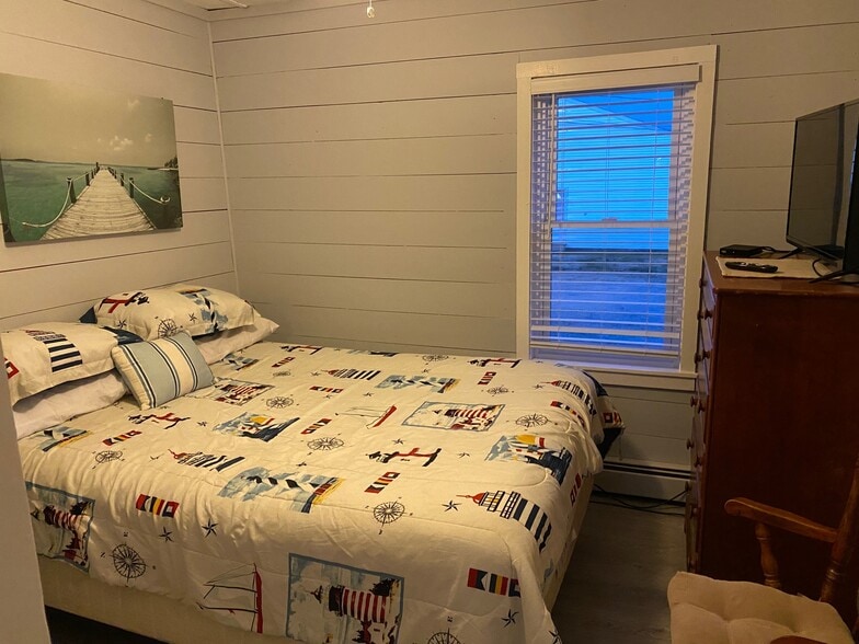 Master Bedroom-Queen - 656 Atlantic Ave