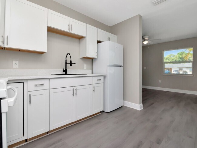 Building Photo - Fully Renovated 3-Bedroom, 2-Bath Rental in Bradenton, FL — $1,895/Month with Pest Control, Trash...