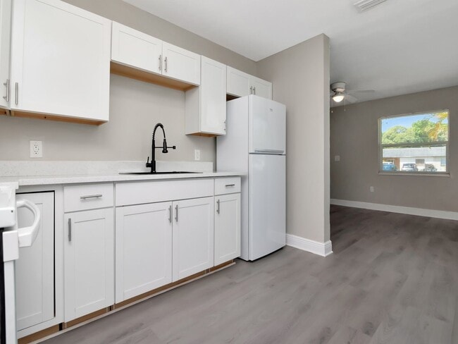 Building Photo - Stunning Fully Renovated 3BR/2BA Unit | Move-In Ready