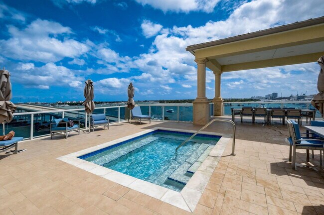 Building Photo - 2640 Lake Shore Dr