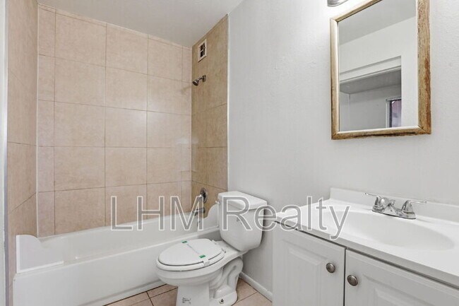 Building Photo - 5321 W Lewis Ave