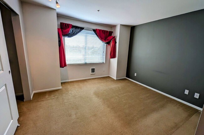 Building Photo - North Lynnwood Spacious Townhome with 2 car garage