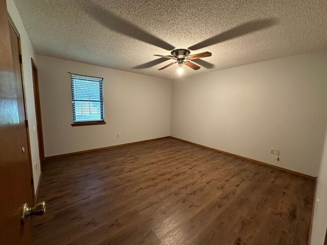 Building Photo - Introducing a charming 3-bedroom, 2-bathroom home located in Russellville, AR
