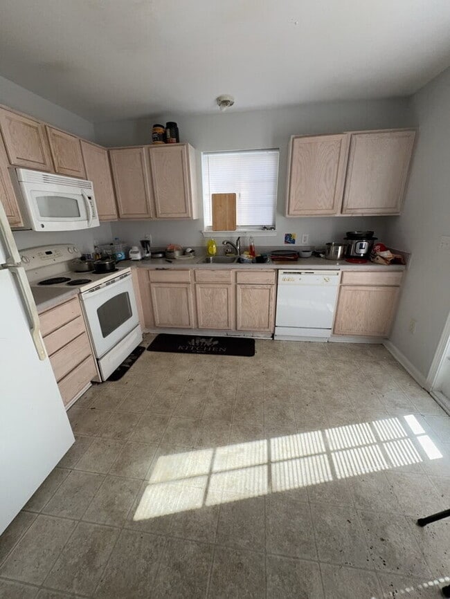 Building Photo - "Charming 1-Bedroom Townhouse Retreat on Campus Drive!"