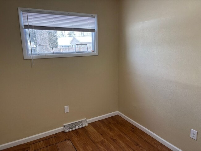 Building Photo - 3 Bedroom House