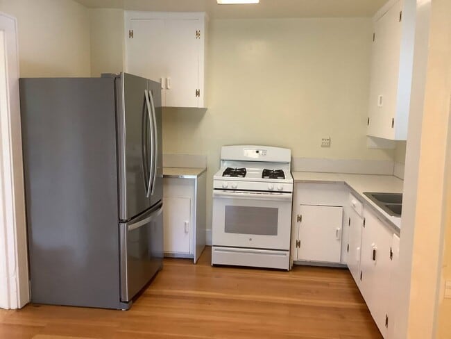 Building Photo - 2-Bedroom 1-Bathrrom Single Family Home