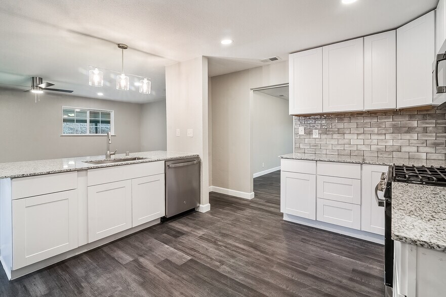 Building Photo - 813 S Valentine Dr