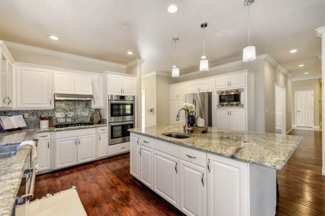 Building Photo - Luxury 4BR Home with Pool & Outdoor Kitche...