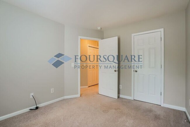 Building Photo - Townhome |Fenced Back Patio with Privacy F...