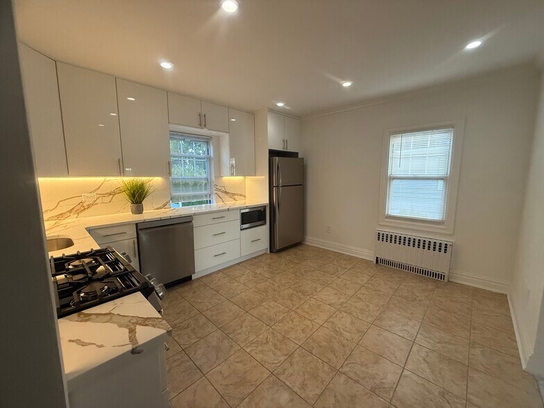 Building Photo - 260 Gainsborg Ave E