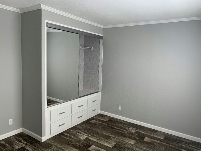 Building Photo - 419 Zeeland St