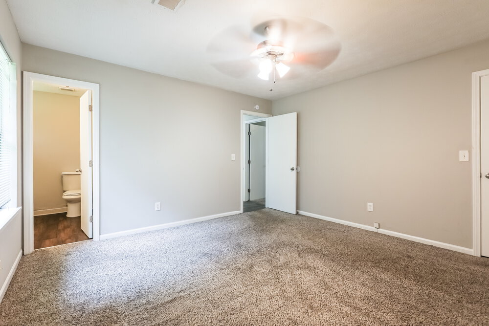 Building Photo - 9512 Forest Knoll Dr