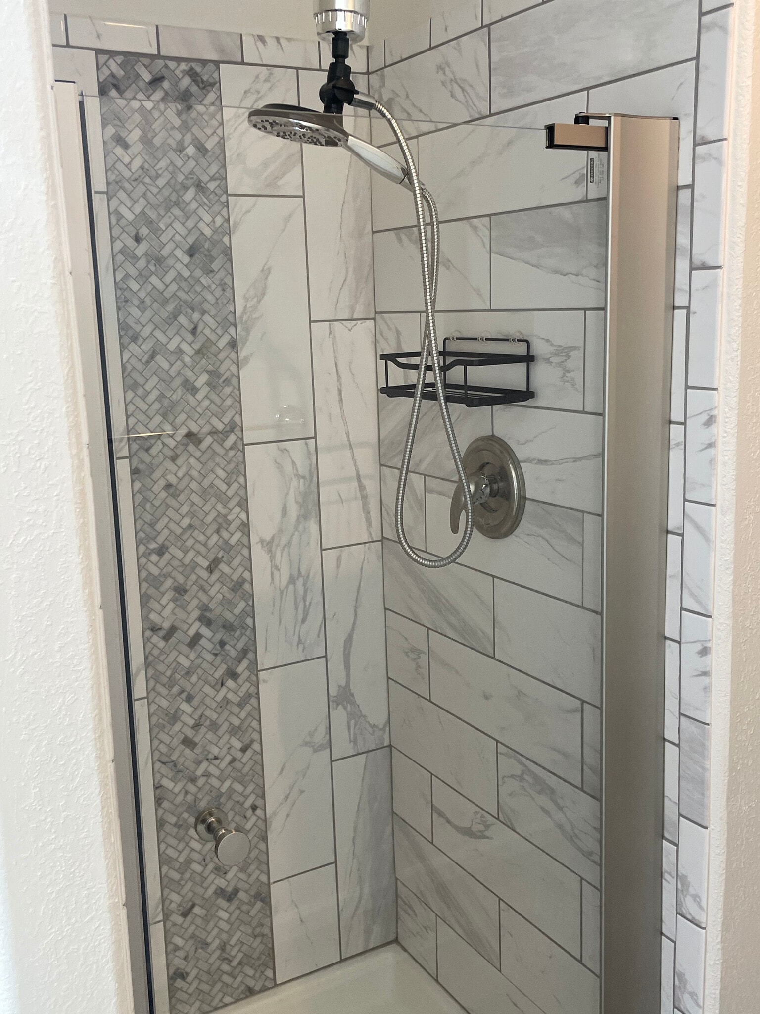 Main bathroom - 8419 Stonybridge Cir