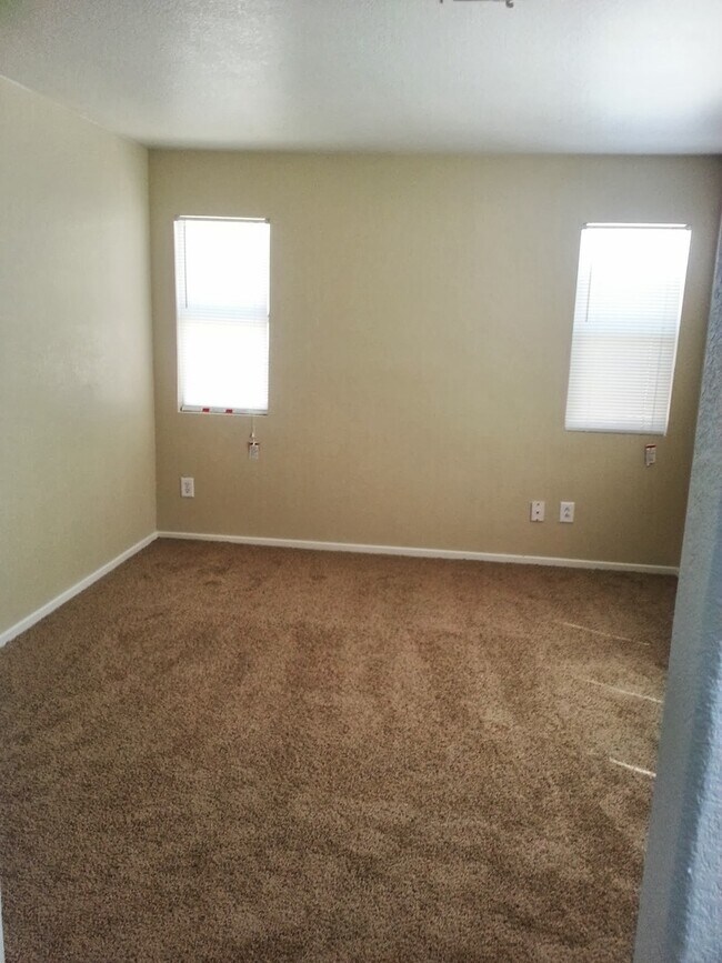 Building Photo - Charming 3 Bedroom 2 Bathroom Home!!