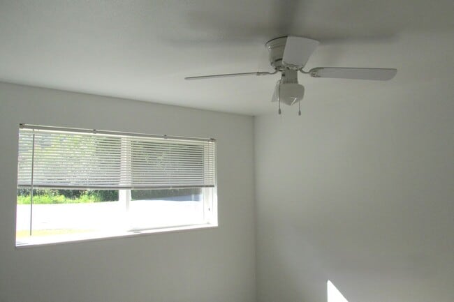 Building Photo - 3 Bedroom House in Burlington