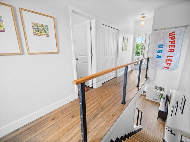 Building Photo - Beautiful Townhouse In Spokanes Kendall ya...