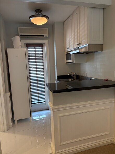 Building Photo - 805 N McCadden Pl