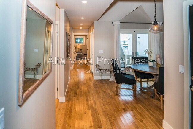 Building Photo - 5606 Dolphin Pl