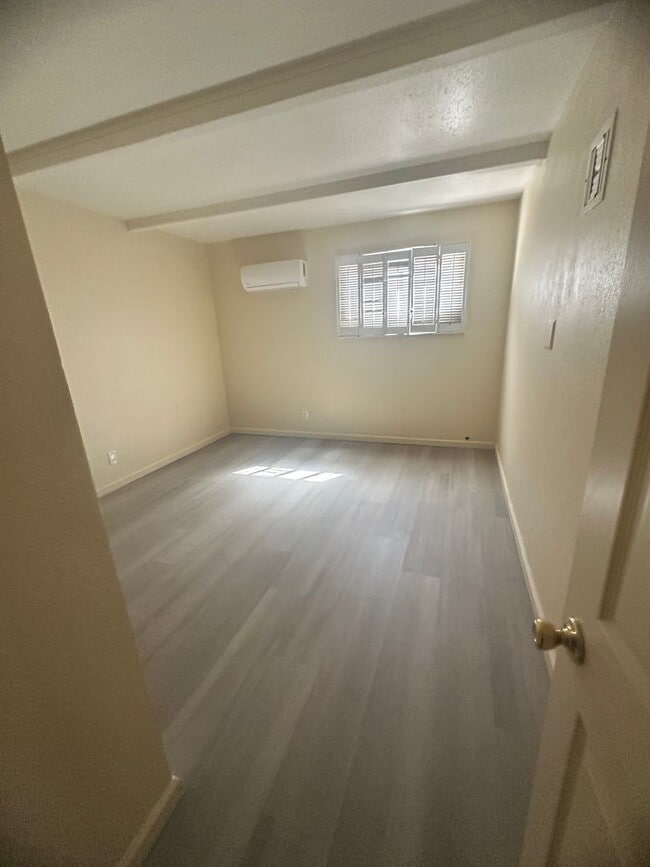 Building Photo - 4 bedroom Rental