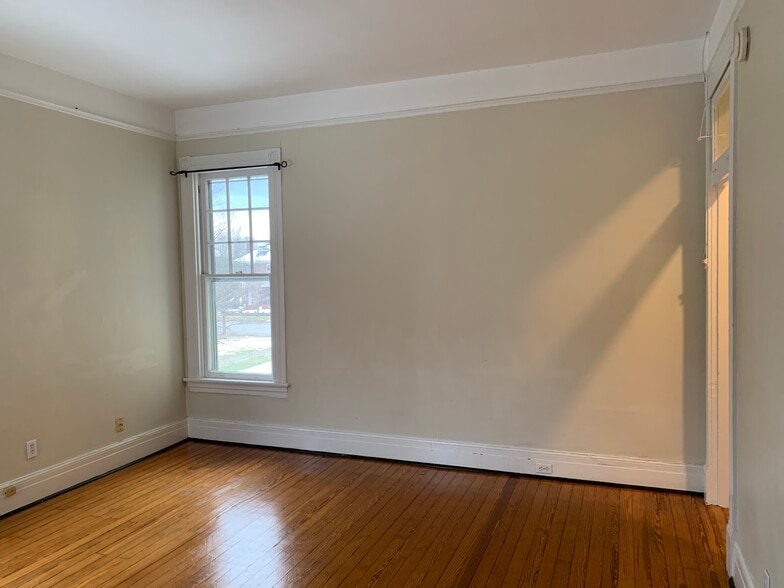 LR 2 - 2110 Rivermont Ave