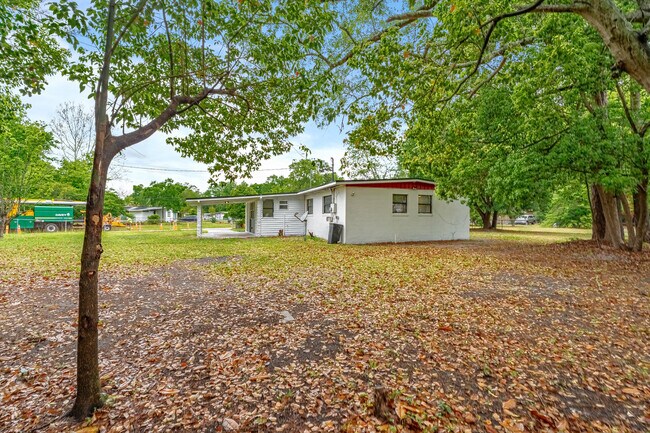 Building Photo - 937 La Marche Dr