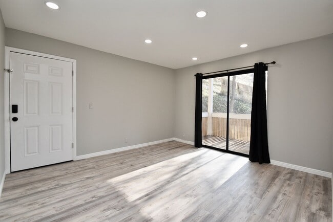 Building Photo - Remodeled 2 Bedroom 2 Bath Unit with Great Amenities!