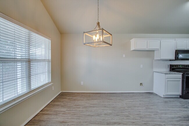 Building Photo - Large 3/2/2 in South Lubbock!