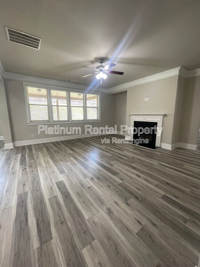 Building Photo - 5180 Mirror Lake Dr