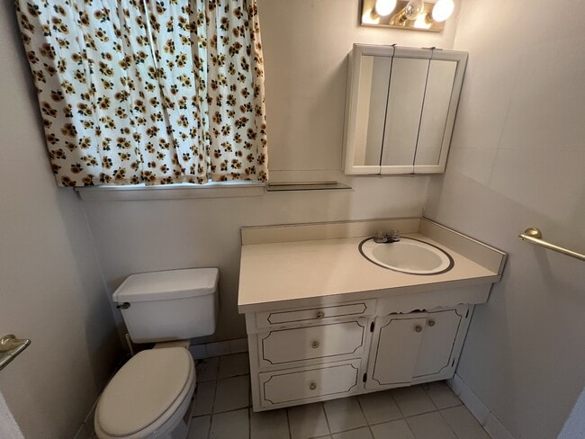 Building Photo - 920 E Walnut St