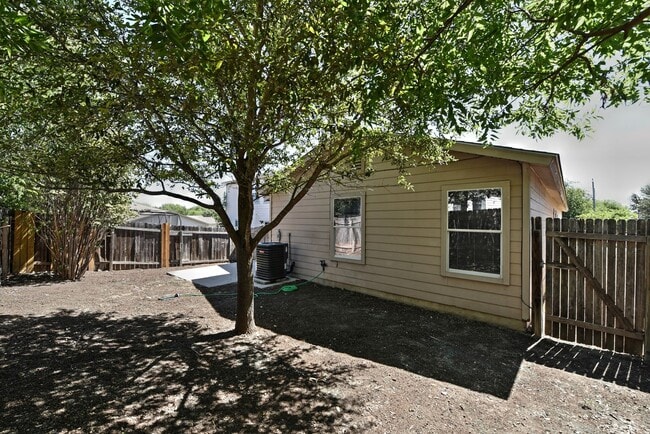 Building Photo - GREAT HOME  |  3 BEDROOMS + OFFICE  |  CLO...