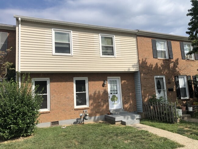 Primary Photo - 205 Hedgewood Ct