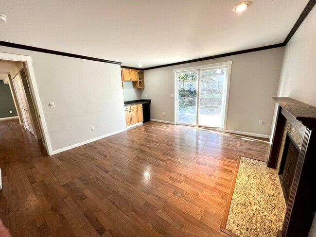 Building Photo - Charming 3-Bed, 3-Bath Home with Bonus Roo...