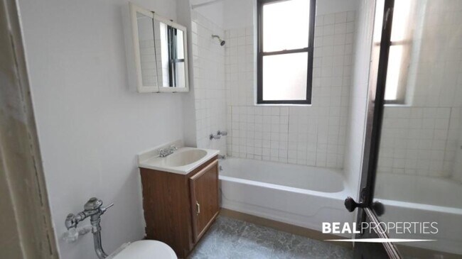 Building Photo - 0 bedroom in CHICAGO IL 60657