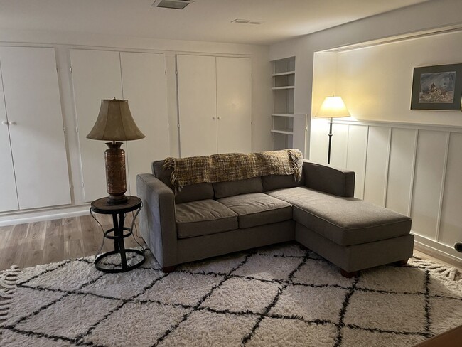 Building Photo - Updated Basement Unit Furnished or Unfurni...