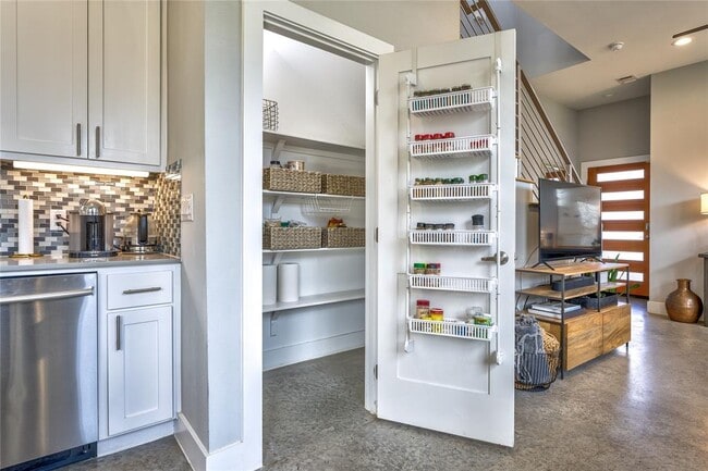 Building Photo - 6505 Porter St