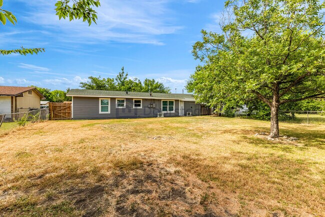 Building Photo - 7023 Westville Dr