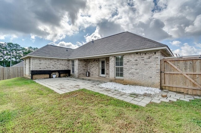 Building Photo - Beautiful New 3 Bed 2 Bath Home in Greenfield Station!