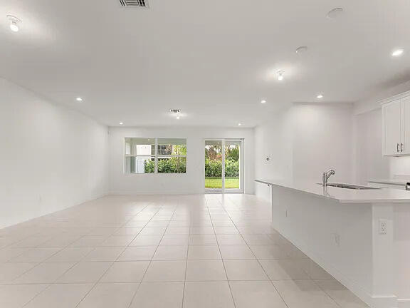 Building Photo - 7292 Lenora Ln
