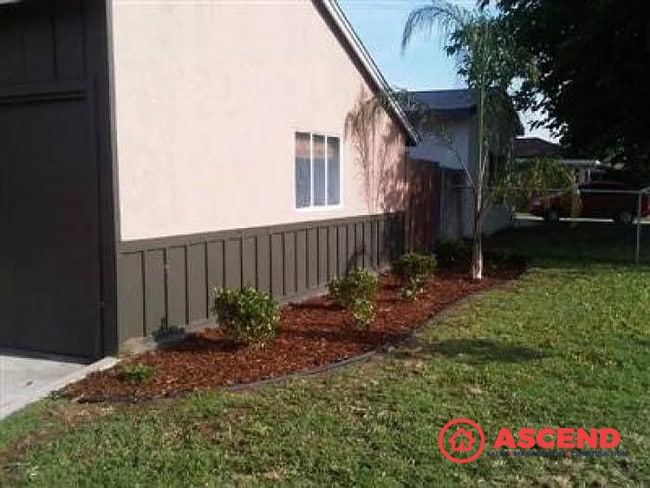 Building Photo - Charming 3 Bed, 1 Bath Home with Garage in Bakersfield