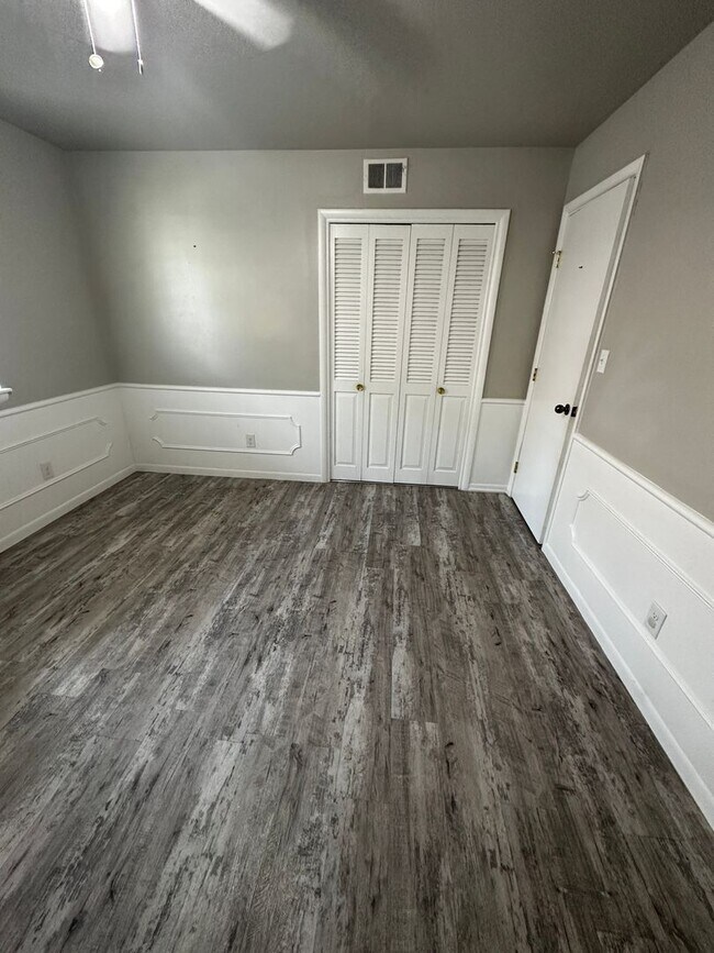 Building Photo - Great 3 bd/1.5 ba Home - Lots of Built-in Storage