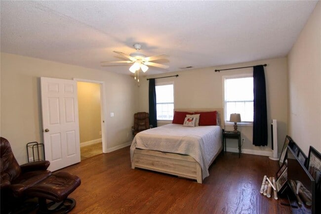 Building Photo - 2565 Camille Dr NE