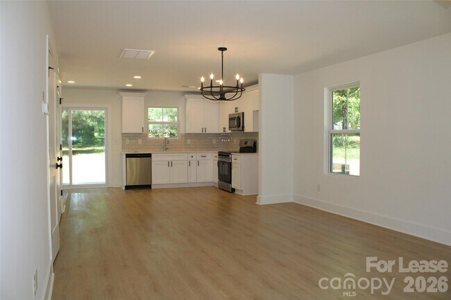 Building Photo - 562 W Park Ave