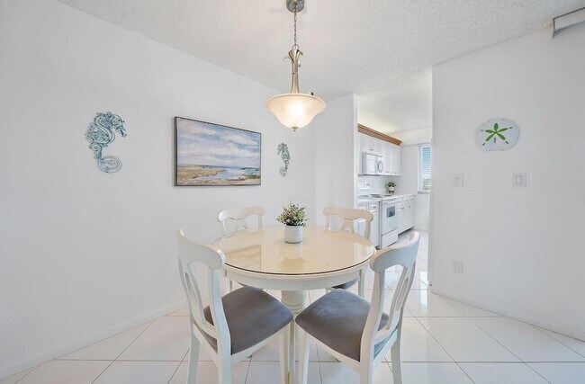 Building Photo - 353 S US Hwy 1