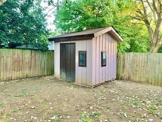 Building Photo - 1707 Honeysuckle Ln