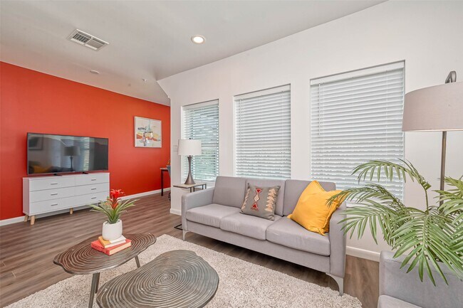 Primary Photo - 1924 Calumet St