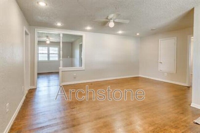 Building Photo - 724 General Senter Dr